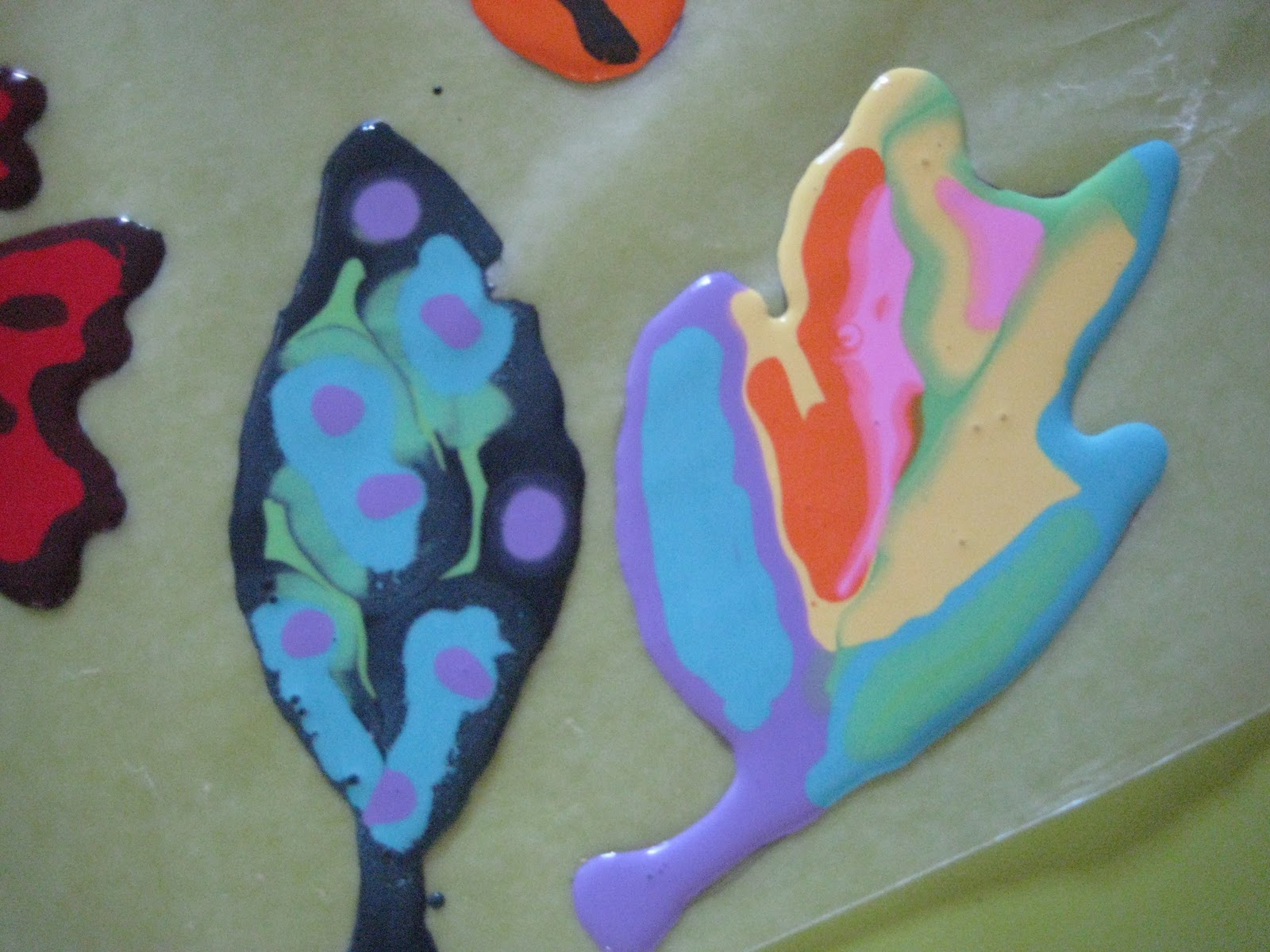 Pink and Green Mama * Fall Fun Making Leaves With Elmer's Glue and Waxed Paper