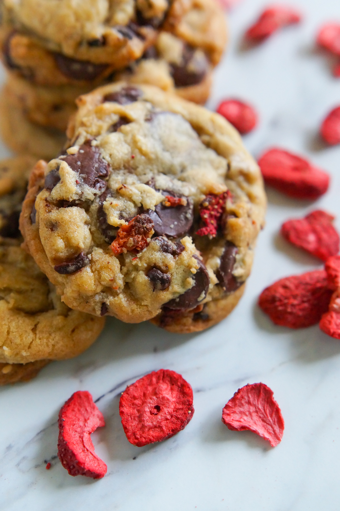 incredible! > Strawberry Cocoa Nib Chocolate Chip Cookies | bakeat350.net
