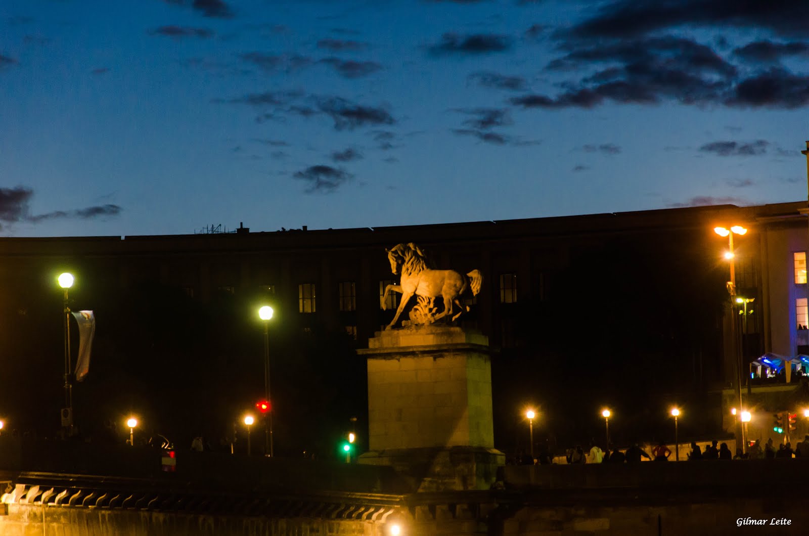 O CHEGAR DA NOITE EM PARIS