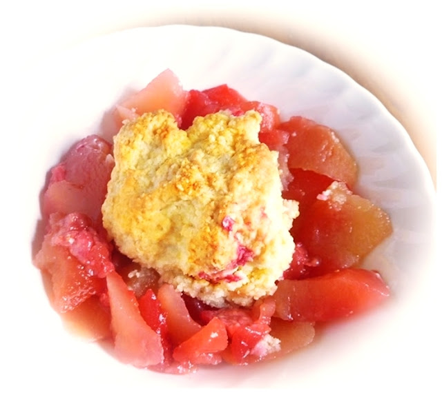 cobler with apples and blackberries