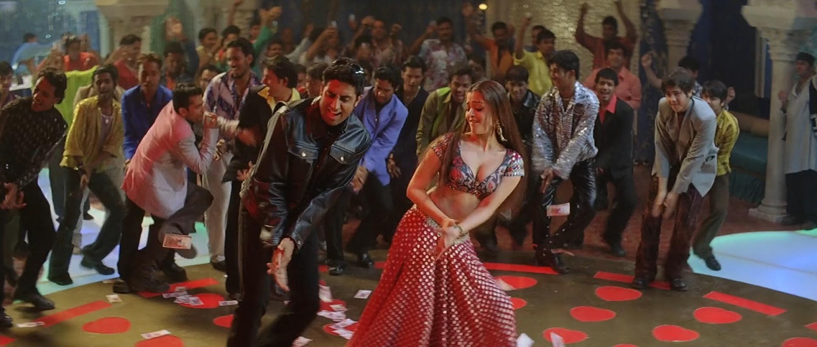 Aishwarya Rai sexy dance with Abhishek bachchan in kajra re