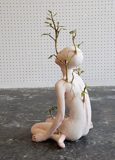 Yui Ishibari esculturas surreais perturbadoras crianças tomadas por plantas natureza bizarra