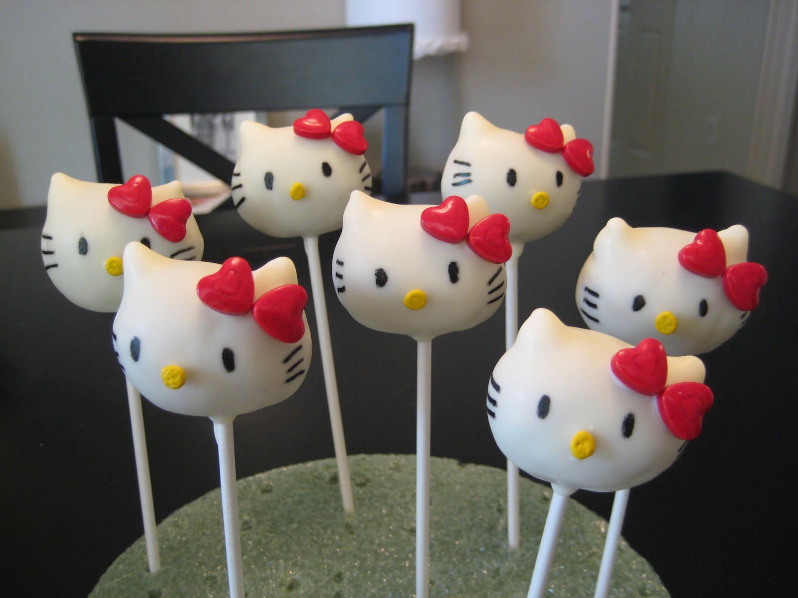Lindsie Brooke Hello Kitty cake pops