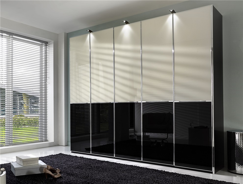 Advantages of Hinged wardrobe