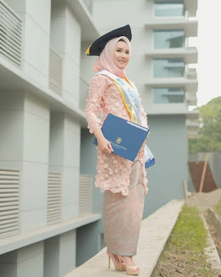 Gambar model hijab wisuda wajah bulat terbaru Gambar model hijab wisuda wajah bulat terbaru
