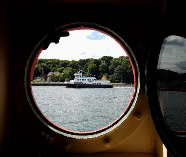 Ahoi, Freya! Unsere Brunchfahrt auf der Kieler Förde. Viele Schiffe und Fähren kreuzen auf der Innenförde.