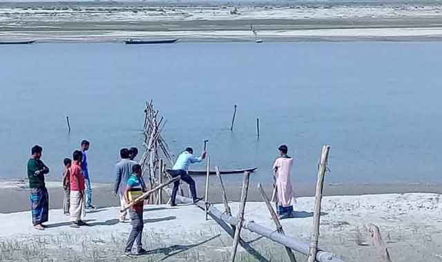 Islampur dredgers mobile court burned Islampur dredgers mobile court burned