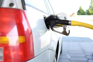 Gasolina sobe e atinge valor recorde de R$ 3,850 por litro.