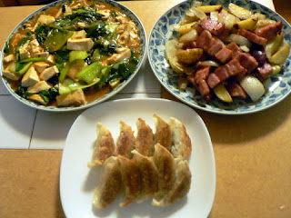 夕食の献立 ジャガイモとベーコンバター炒め 野菜マーボ豆腐 餃子