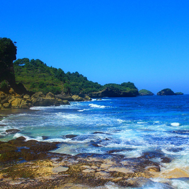 pemandangan pantai sruni pacitan foto pantai sruni pacitan jawa timur