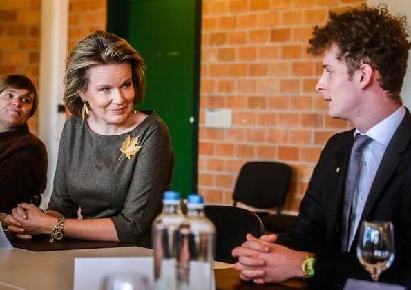 Queen Mathilde wore a khaki midi dress by Natan. Tiffany Italy gold leaf brooch, Canadian maple leaf brooch and gold earrings