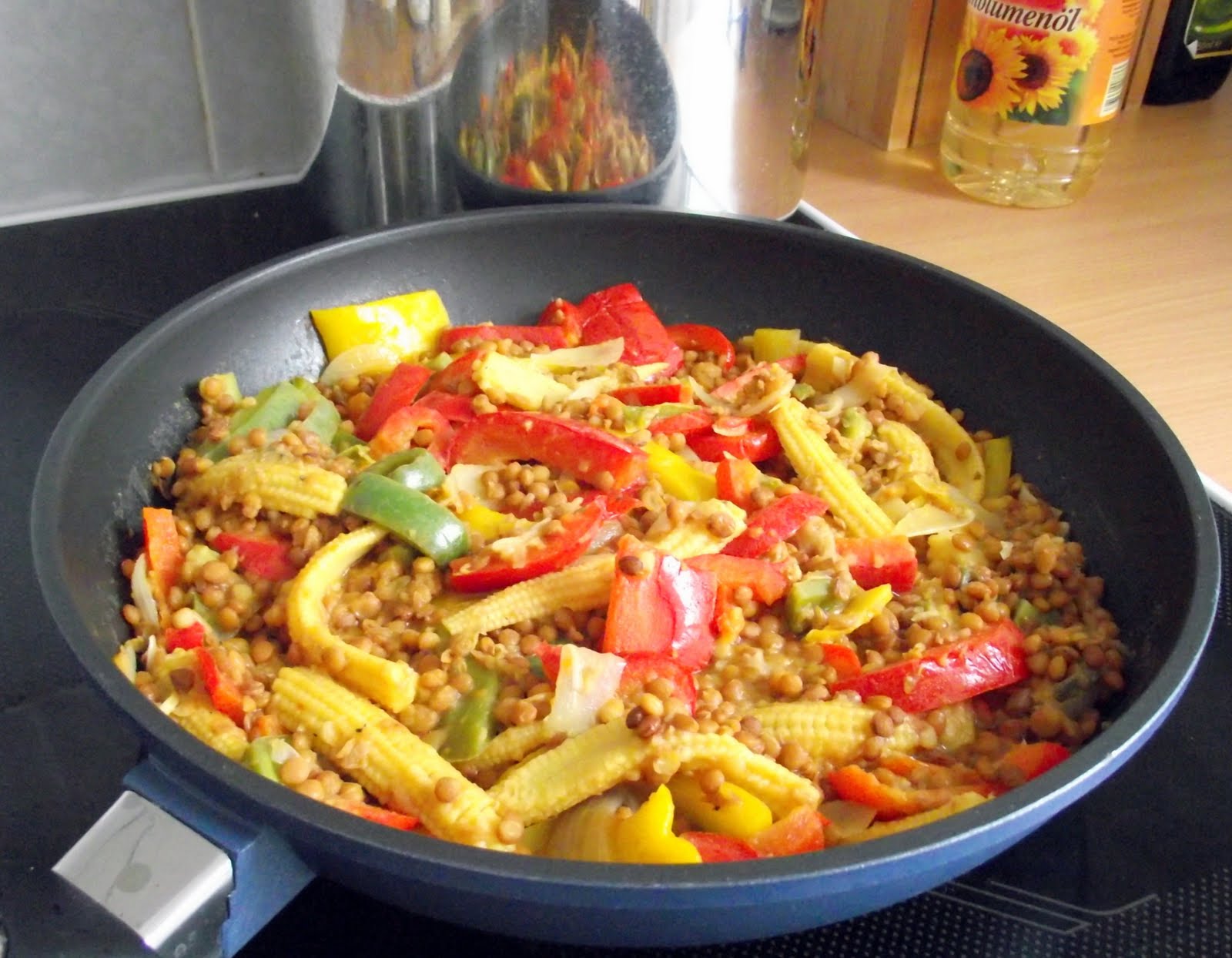 Bunte Vegane Linsenpfanne Mit Paprika Und Baby Maiskolben 