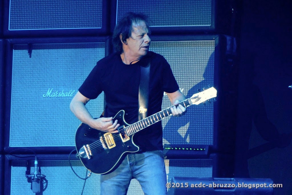 Edson Metal!: AC/DC: PARABÉNS, STEVIE YOUNG. WE SALUTE YOU!!