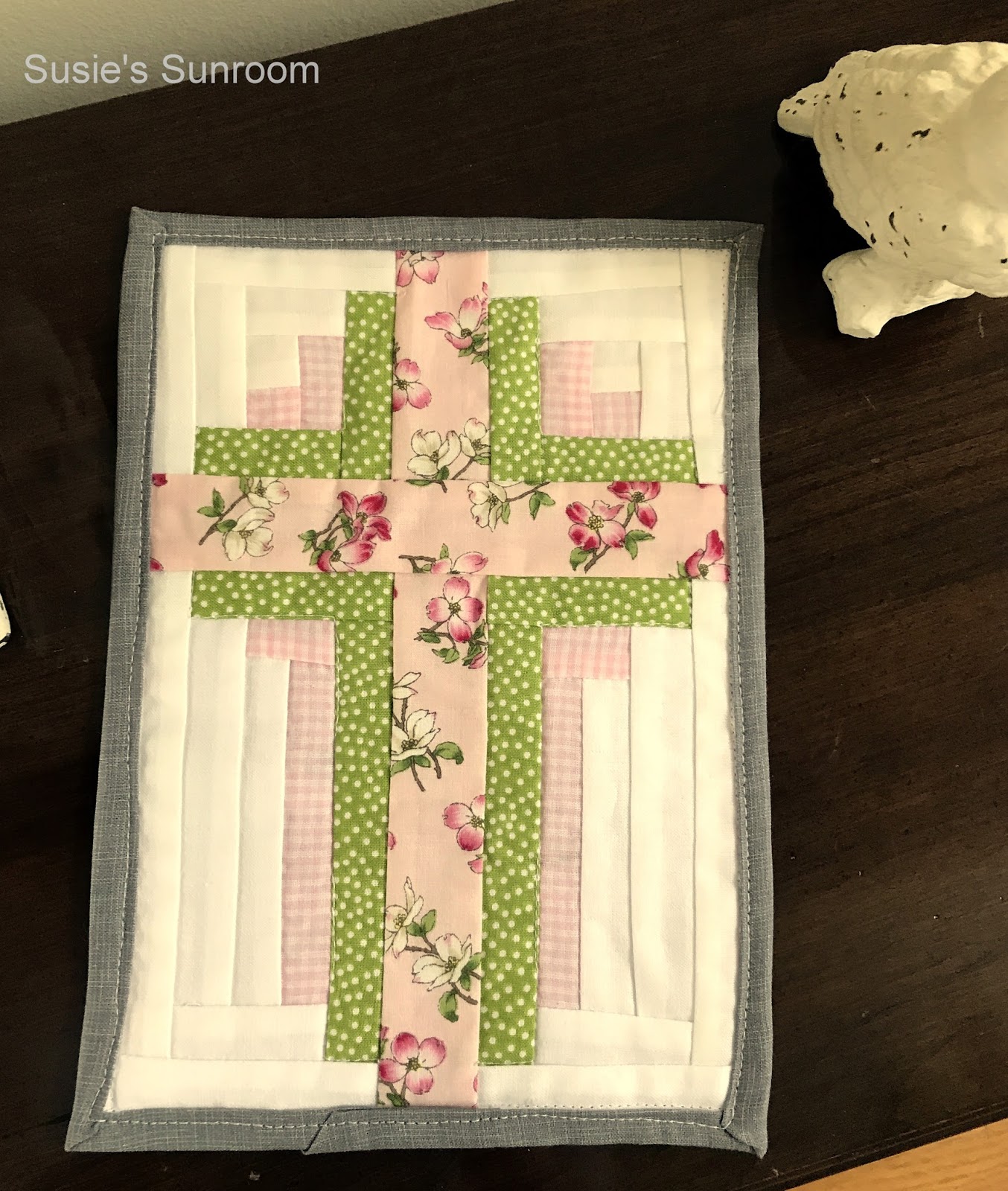 Susie's Sunroom A Log Cabin Cross Mug Rug