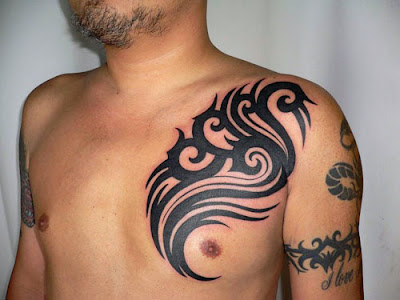 Tatuaje tribal en el pecho