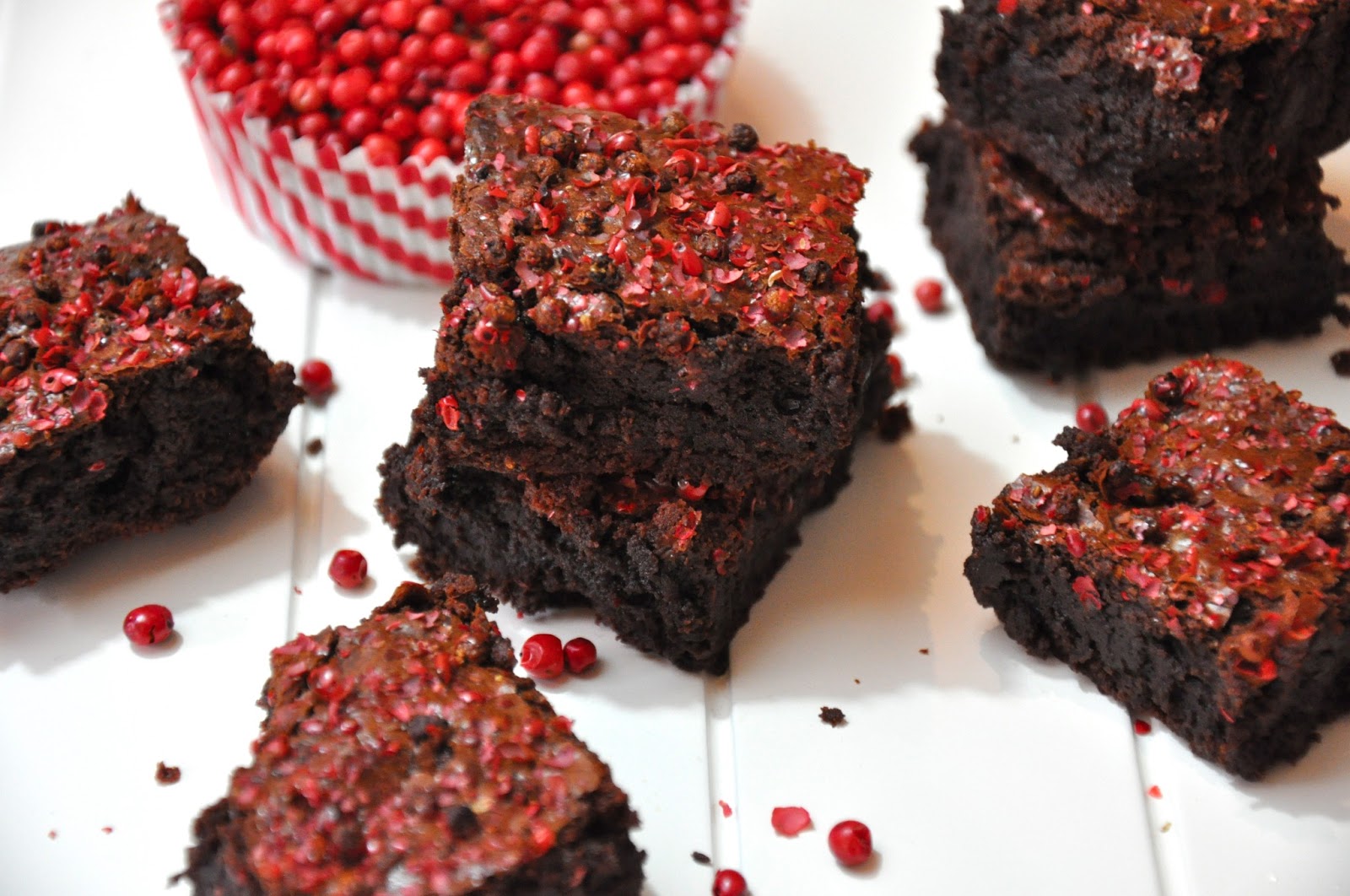 Krümelkreationen: Saftige Brownies mit rotem Pfeffer