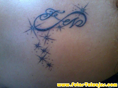 Tatuaje de iniciales y estrellas