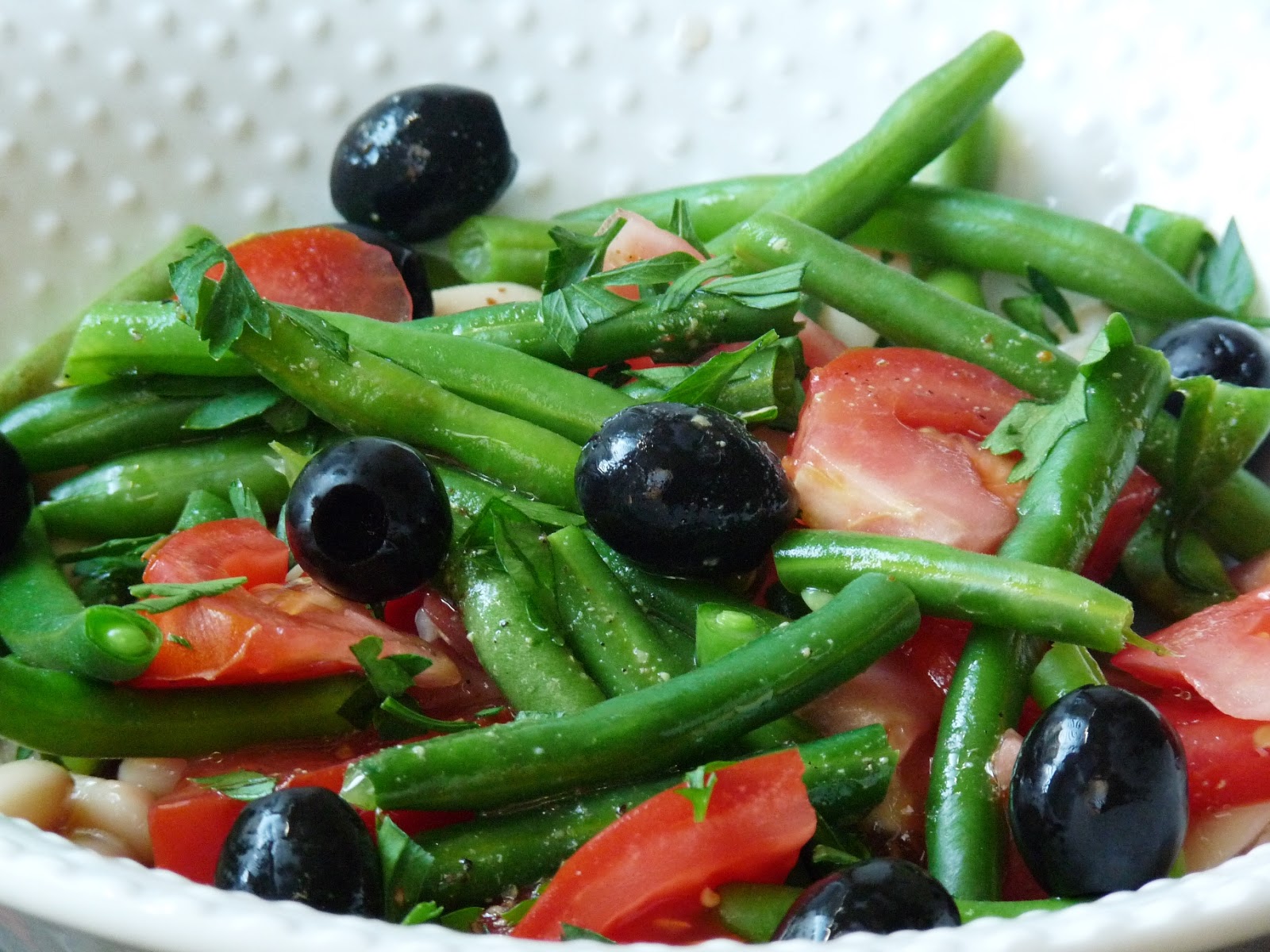Салат с кальмарами и стручковой фасолью. Салат с маслинами и фасолью. Фасоль и маслины. Фасоль и маслины. Винегрет с фасолью.
