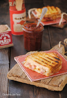 Bocadillo caliente de queso brie con beicon y chutney de tomate al curry 