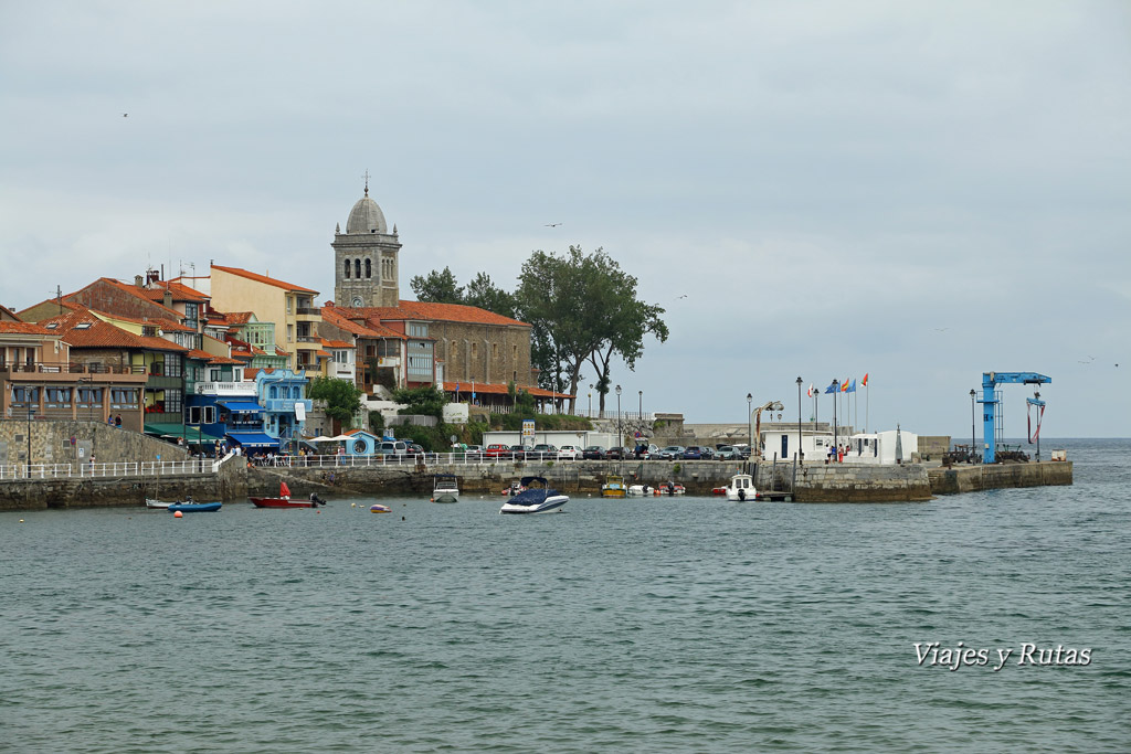 Puerto de Luanco con la Iglesia de Santa María al fondo