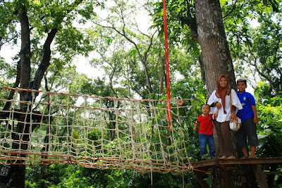 Canopy traill di Rest Area Urug tidak terlalu tinggi tapi cukup menantang Canopy traill di Rest Area Urug tidak terlalu tinggi tapi cukup menantang