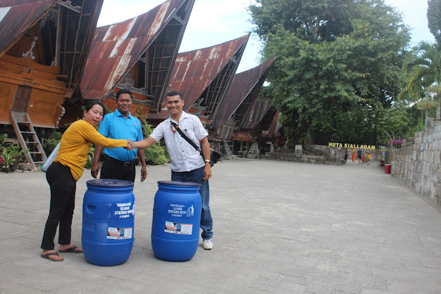 Alumni STM HKBP Bagikan Tempat Sampah, Ini Kata Masyarakat Wisata Danau Toba