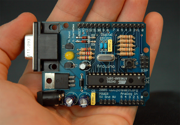 一台早期的 Arduino 板，Nicholas Zambetti 分享於 http://www.arduino.cc/ CC by 3.0