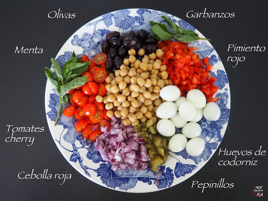 Fresca ensalada de garbanzos, langostinos y verduras con vinagreta de mostaza
