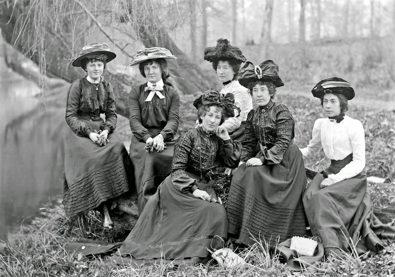 Фото начало 19 века. Барышня 19го века. Дамы конца 19 века. Женщины 19 века. Женщины начало 20 века.
