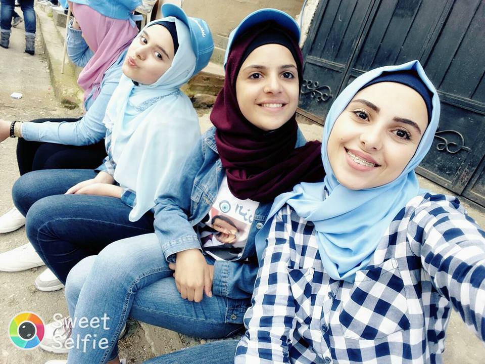 صور بنات عاملة بوز