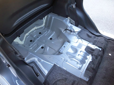 あらら ホントにリヤ側は制振材が何も貼られていません。 ムーヴカスタムla100s後期フロアのデッドニング&静音 流石軽自動車シートを外すと制振材での処理はゼロです。