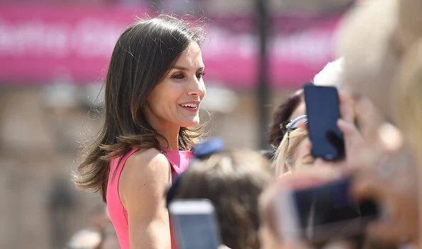 Queen Letizia wore a fuchsia-pink bespoke dress by Carolina Herrera and the Queen wore Coolook Sila earrings.