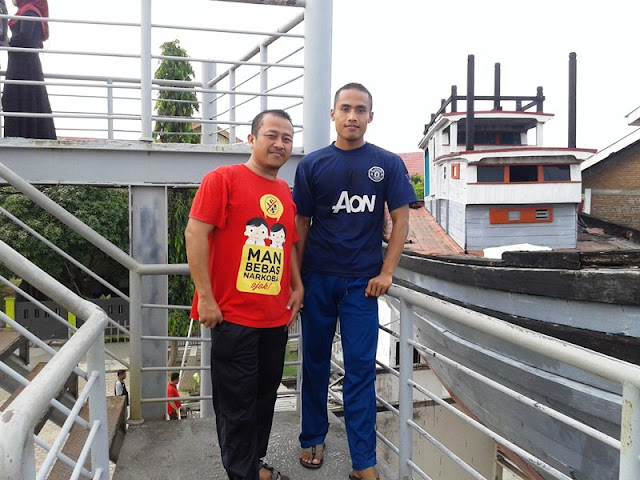 Kapal Besar Nyangkut diatas Rumah Warga Kapal Besar Nyangkut diatas Rumah Warga