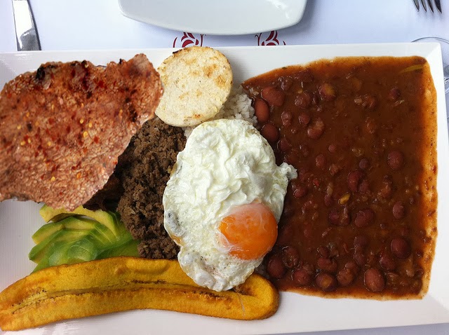 Bandeja paisa receta saludable del plato típico de Colombia