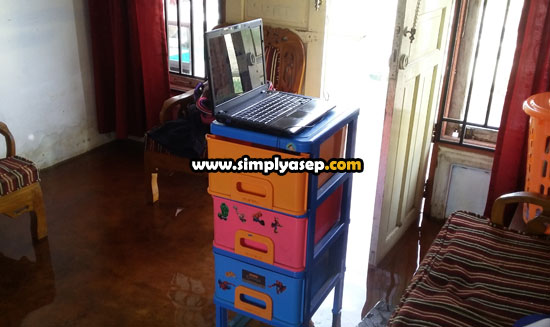 LEMARI : Saya menggunakan loker baju yang saya fungsikan sebagai meja kerja atau meja belajar di tengah kondisi rumah kebanjiran. Memang tidak nyaman namun setidaknya aktifitas ngeblog tetap lancar. Foto Asep Haryono LEMARI : Saya menggunakan loker baju yang saya fungsikan sebagai meja kerja atau meja belajar di tengah kondisi rumah kebanjiran. Memang tidak nyaman namun setidaknya aktifitas ngeblog tetap lancar. Foto Asep Haryono