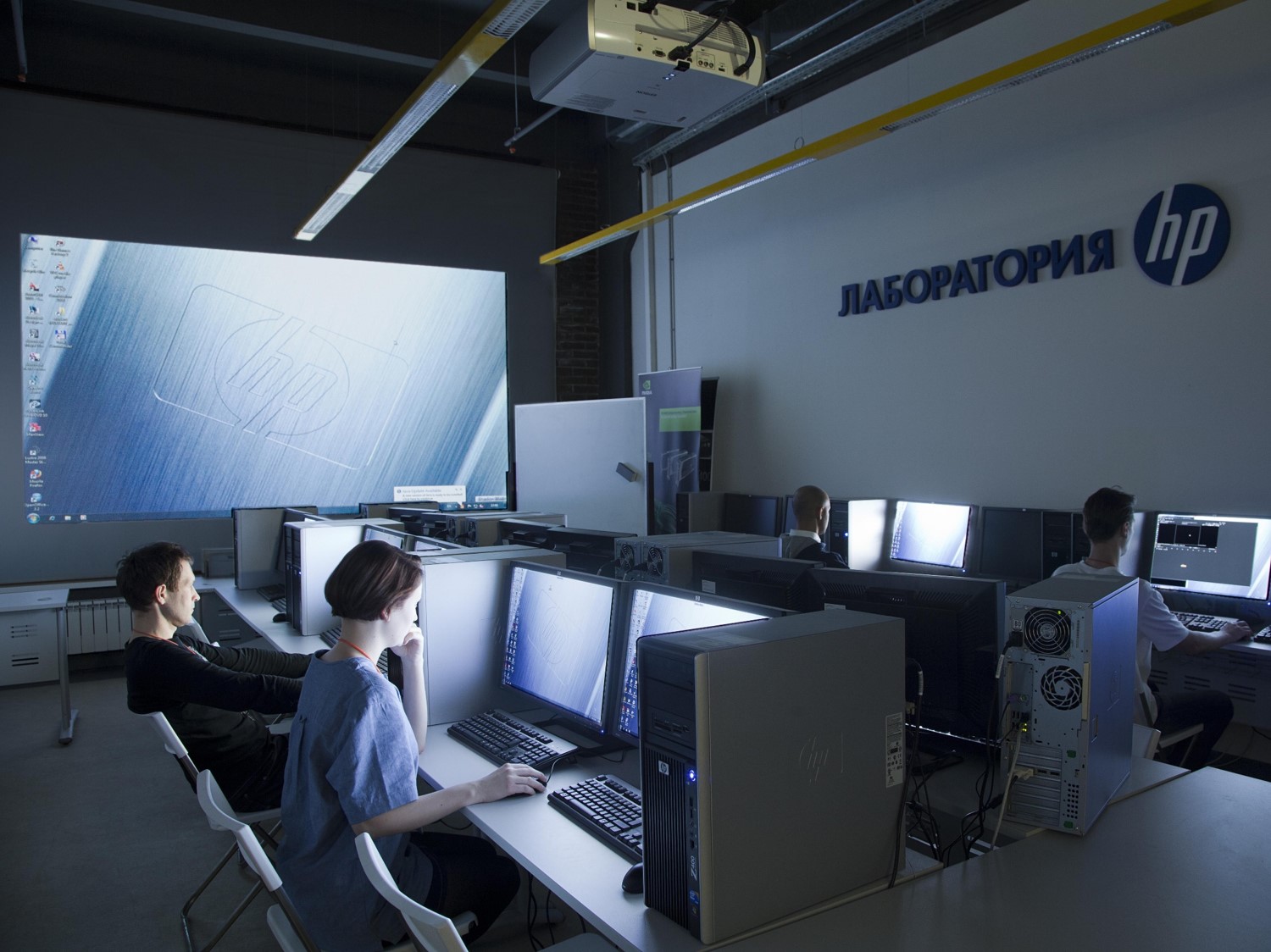 Современная компьютерная лаборатория. Компьютерная аудитория. Лаборатория с компьютерами. Вычислительная лаборатория. Компьютерные технологии в науке.