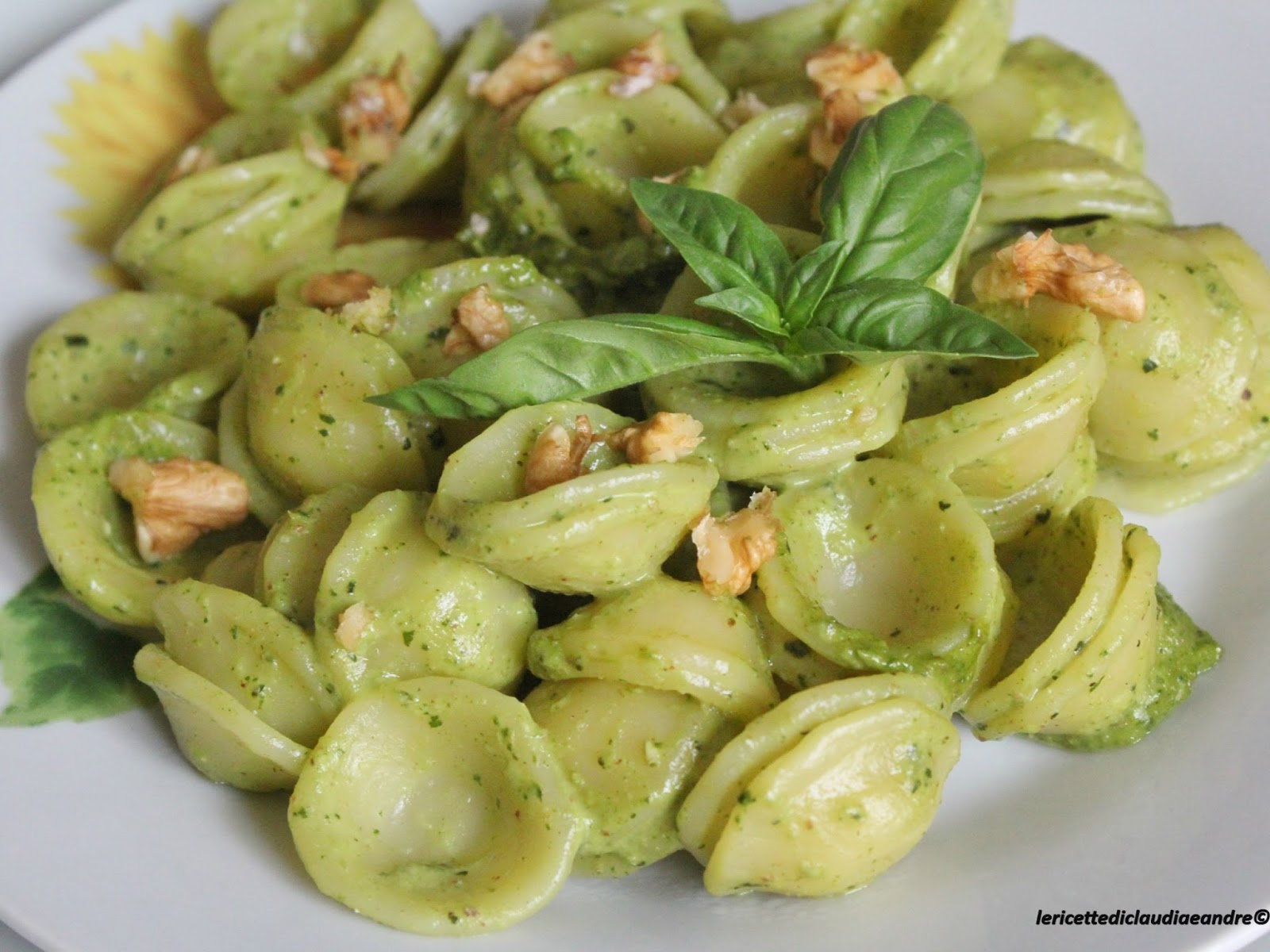 Orecchiette di semola di gran duro con pesto al basilico e noci
