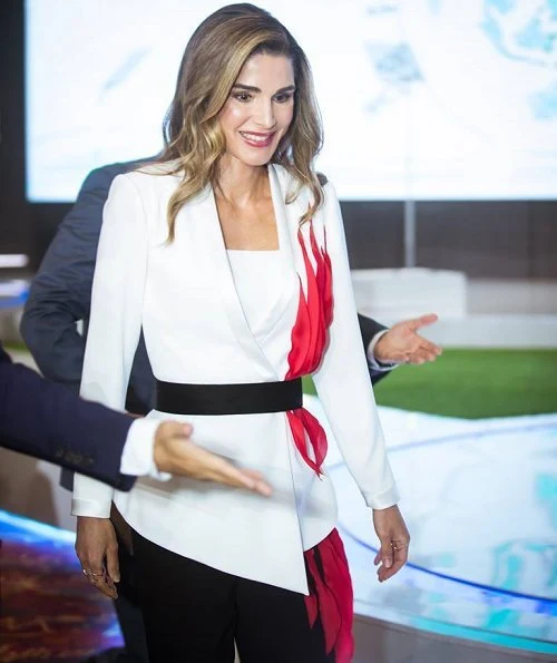 Queen Rania attended the XIN Philanthropy Conference hosted by the Alibaba Group in Hangzhou. shinny kimono and red white dress
