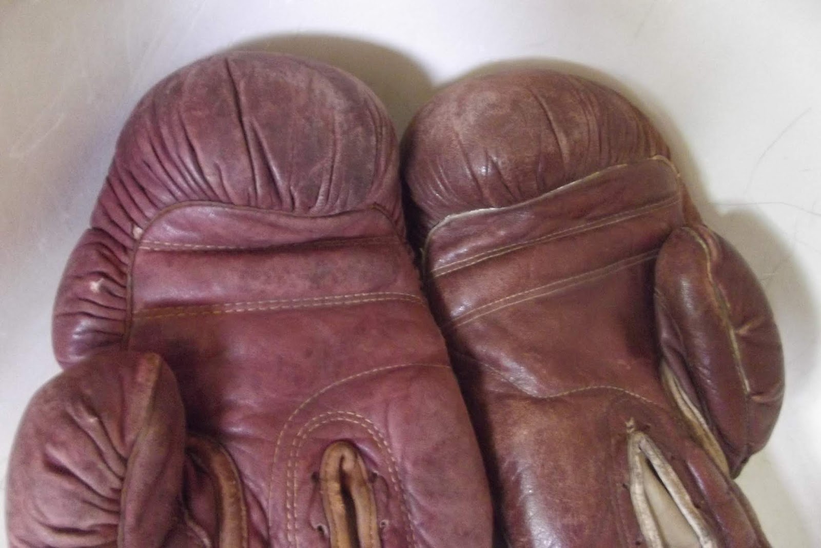 ancien paire de gants de boxe vintage cuir EVERLAST TRADE MARK RES. NEW