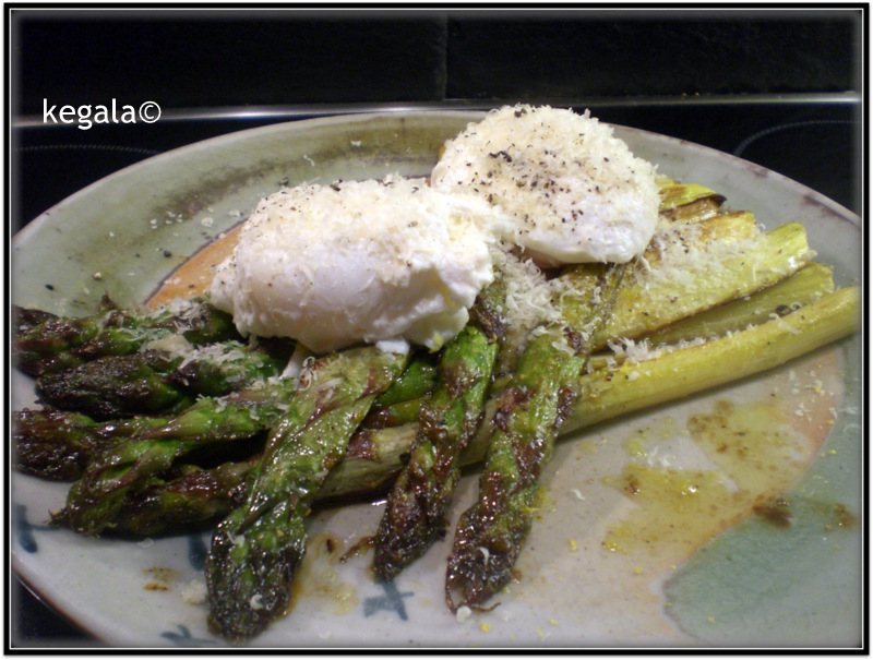 Kk = Kegala kocht: Grüner Spargel gebraten, mit Zitrone, pochiertem Ei ...