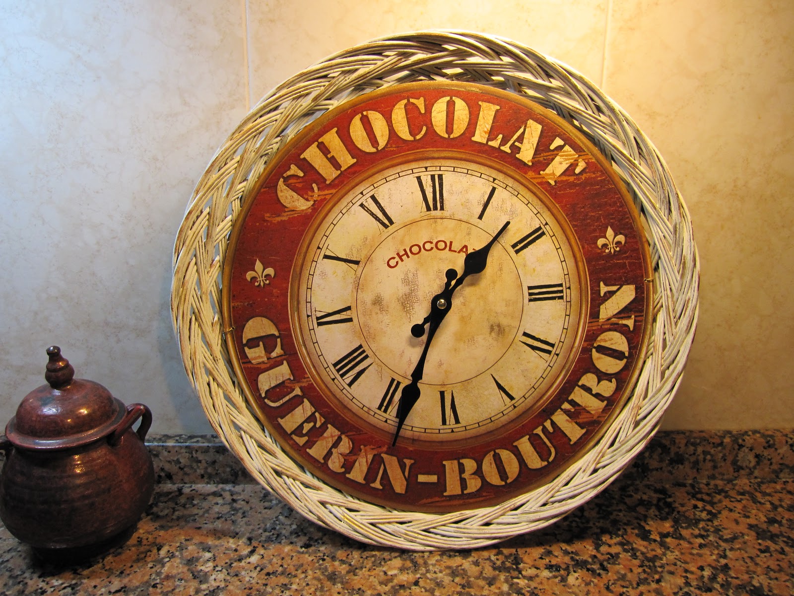 MARIPOSAS EN EL AIRE: RELOJ DE COCINA...hecho..en una cesta o bandeja