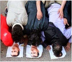 Bagai Firaun, Rezim Syiah Suriah Paksa Tahanan Sujud Pada Foto Presiden