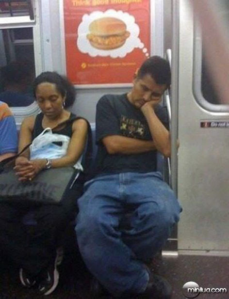 Photo : 地下鉄で前の席に座っている人の考えが偶然にわかってしまった写真 ! !