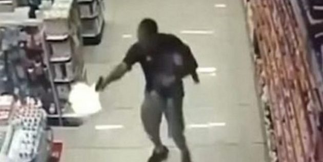 Αστυνομικός σκοτώνει ληστές τη στιγμή που κρατά στην αγκαλιά το γιο του (βίντεο)