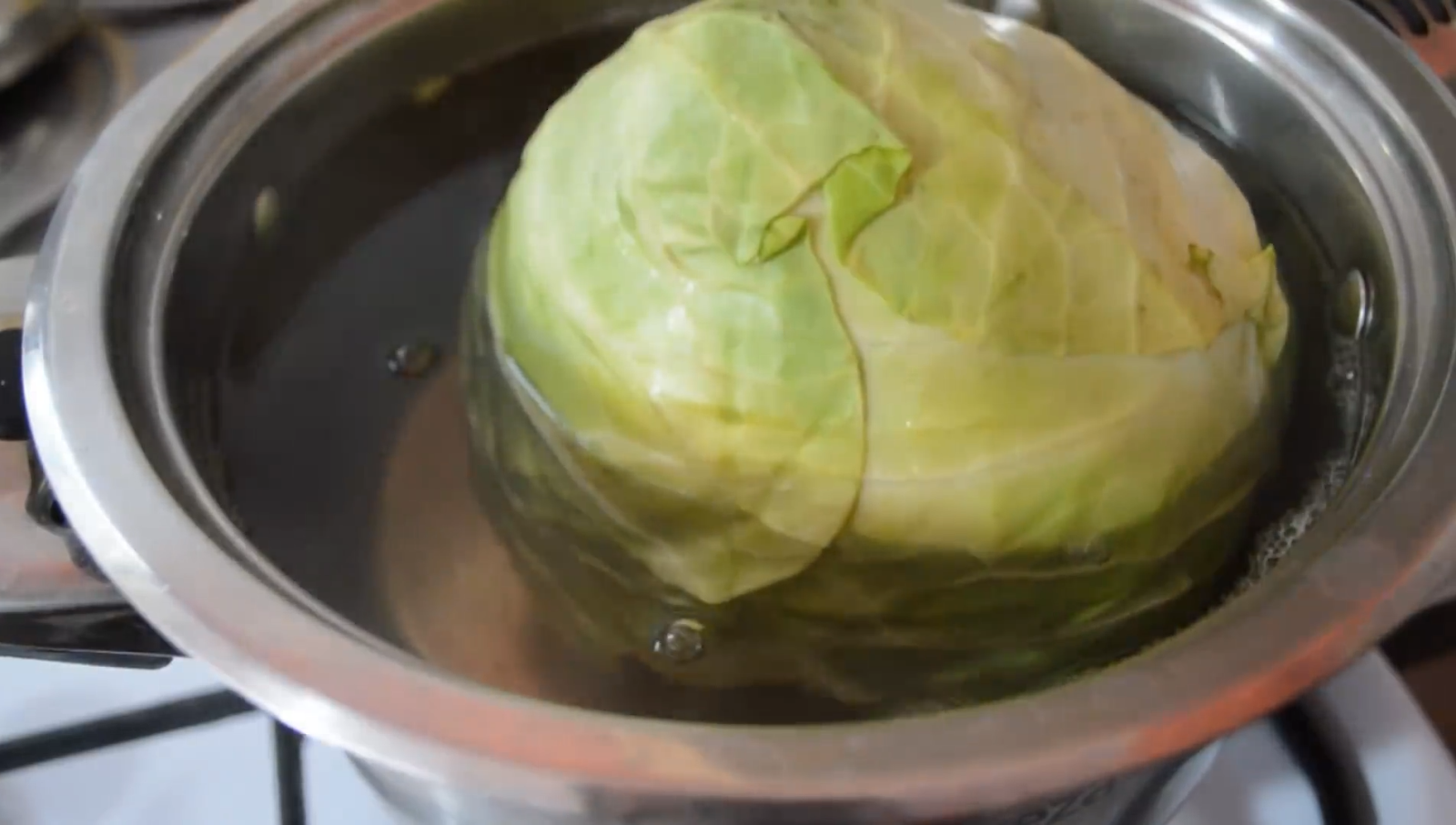 голубцы из свежей капусты. голубцы из замороженной капусты с фаршем. голубцы из пекинской капусты. голубцы геншин. капуста для варки.