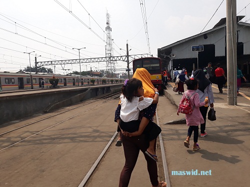 Cuma Ke Taman Topi Aja Kok Naik Kereta Ternyata Asyik Juga