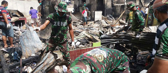 Anggota TNI Bantu Bersihkan Puing Kebakaran di Soabali Kodam XVI/Pattimura mengerahkan satuan jajarannya dibawah pimpinan Pabandya Ter, Mayor Inf Fetmizaldi membersihkan puing-puing bekas kebakaran Kebakaran yang melanda kawasan padat penduduk RT 002 RW 01 Soabali, Senin (24/10).