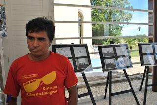 foto de Júnior Rodrigues ao lado de cartazes dos filmes
