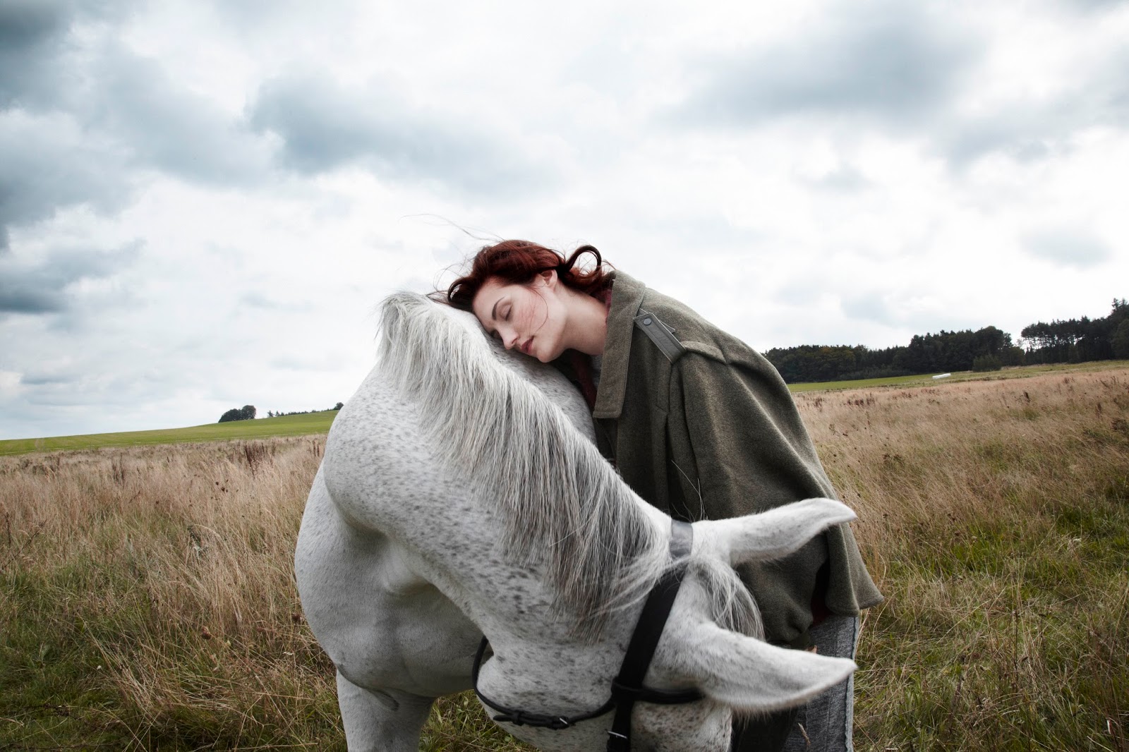 Конь мужик баб. Человек на лошади. Мужчина на коне. Лошадь девушка в одеяле. Парень и конь.
