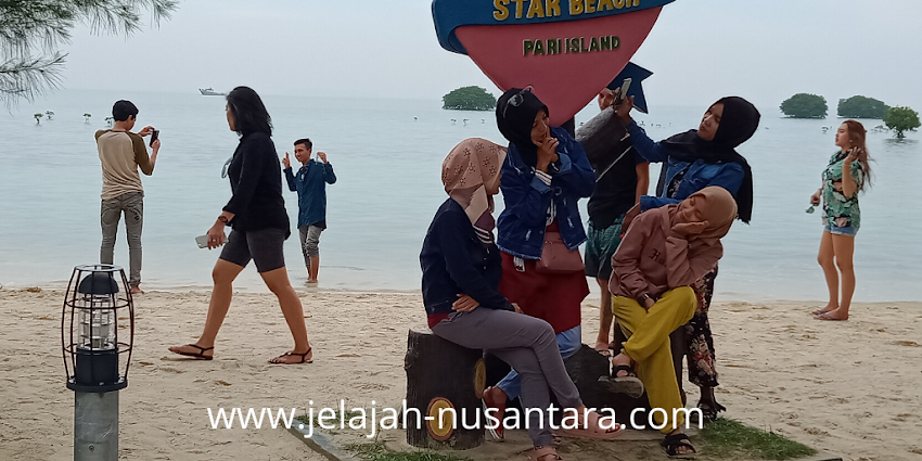 Moment kebersamaan dengan teman di Pantai Bintang - open trip pulau pari paket wisata murah open trip pulau pari 2 hari 1 malam kepulauan seribu